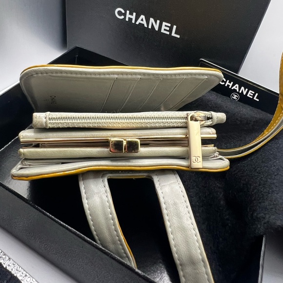 Chanel Chocolate bar Cocomark Enamel Bi-fold wallet - Picture 2 of 13